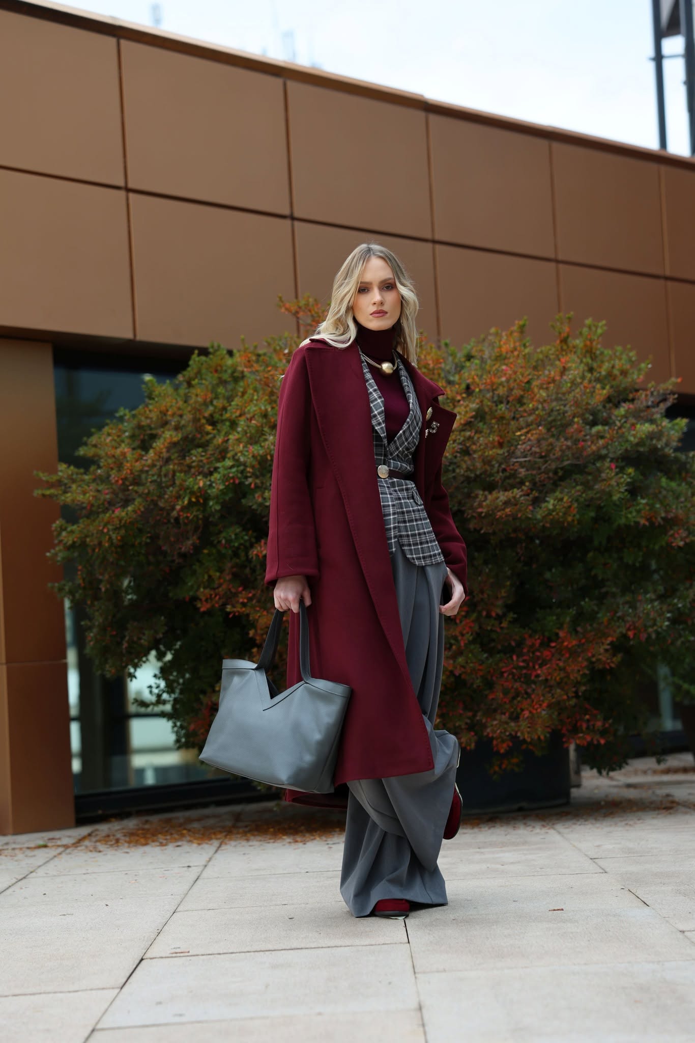 Ținuta VICTORIA, look de toamnă street-luxe în bordo și gri.